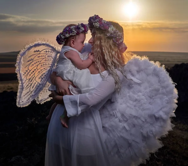 Молодая Красивая Мать Обнимая Маленькой Дочери Открытый Летний Закат Свет — стоковое фото
