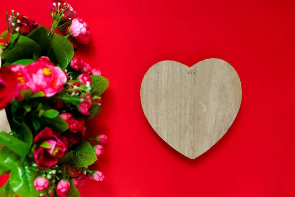 День Святого Валентина подарок для второй половины, букет цветов, романтические фото, деревянные сердце на красном фоне, фон для рекламы, вставить текст Стоковое Фото