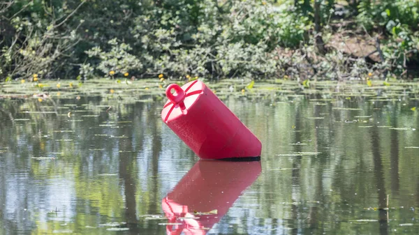Красный буй в большой пруд — стоковое фото