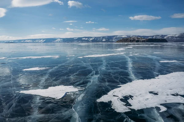 Просмотр Льда Покрыты Озерной Воды Холмов Фоне Озеро Байкал Россия Стоковая Картинка