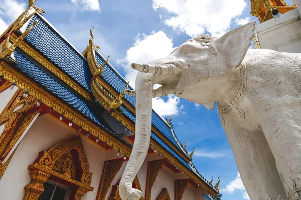 Вид Снизу Белый Слон Скульптуры Тайский Храм Стоковая Картинка
