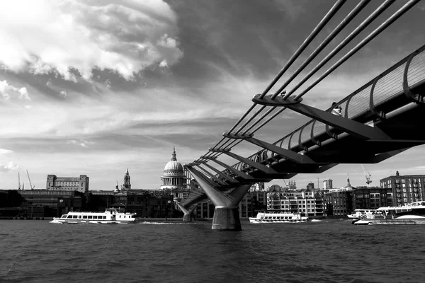 Мост Тысячелетия Лондон Сити Мост Тысячелетия Официально Известный Footbridge Тысячелетия — стоковое фото