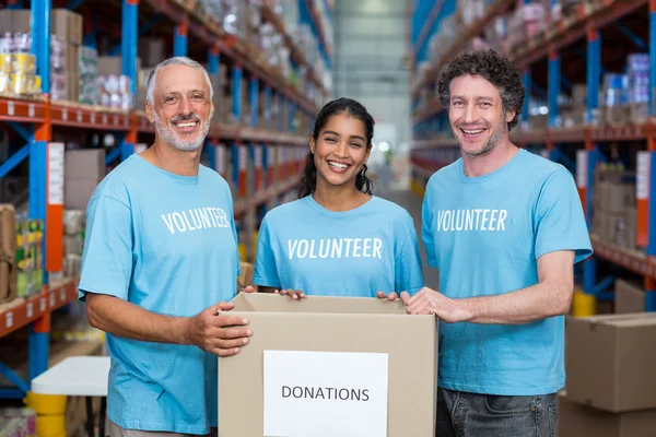 Добровольцы, холдинг пожертвований box — стоковое фото