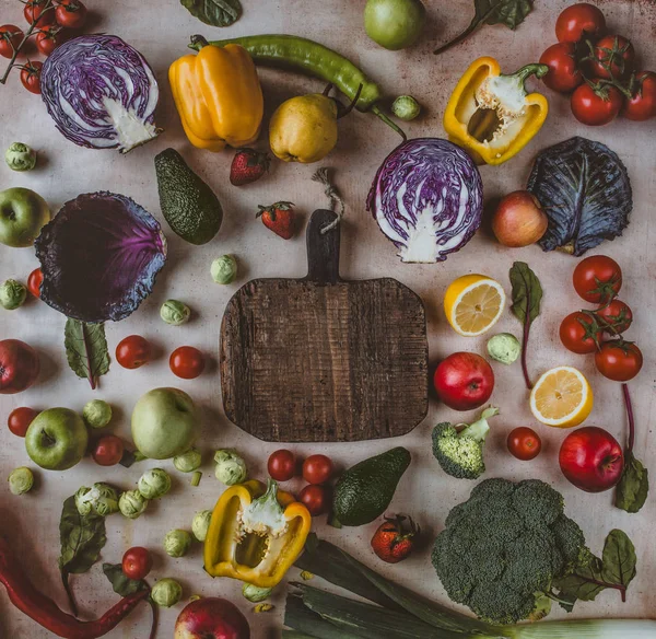 Разделочная доска с овощами — стоковое фото