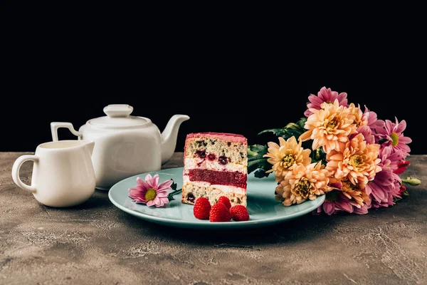 Вкусный Кусок Пирога Малиной Красивые Цветы Чайник Фарфоровый Кувшин Стоковое Фото