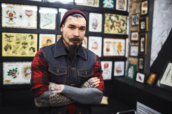 Молодой татуировщик — стоковое фото