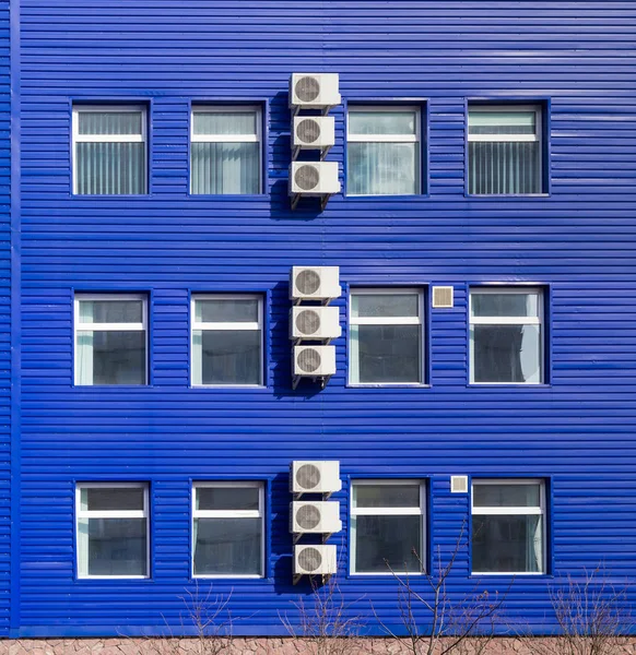 Фрагмент здания с несколькими кондиционеров воздуха — стоковое фото