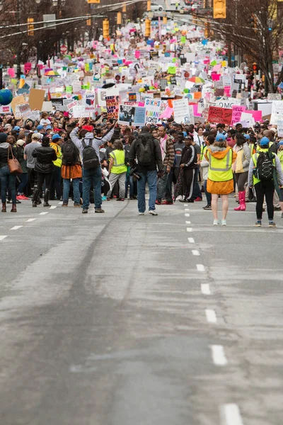 Тысячи демонстрантов выстраиваются в очередь за март Атланте социальной справедливости — стоковое фото