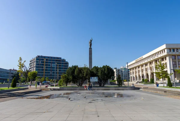 Troikata Square, a monument to the Soviet Soldier-Liberator - Alyosha (center) and the Court of Justice building (right). Лицензионные Стоковые Фото