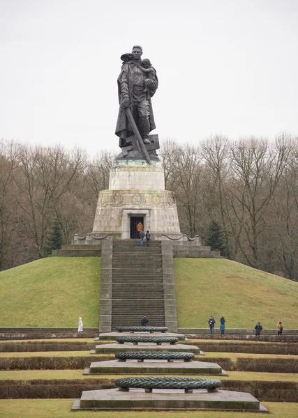 Memorial complex of the Soviet Liberator Soldier in Treptow Par Лицензионные Стоковые Фото