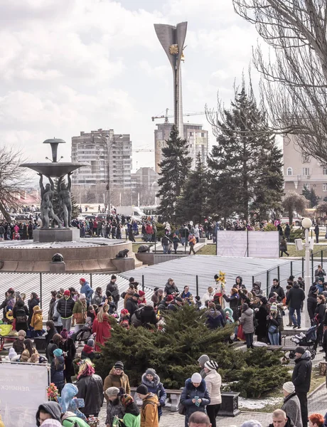 Масленица - взрослых и детей Прогулка в парке до Масленицы Стоковое Фото