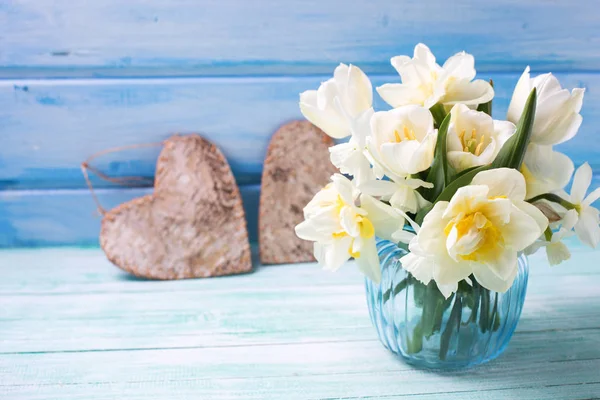 Яркий белый нарциссы и тюльпаны — стоковое фото