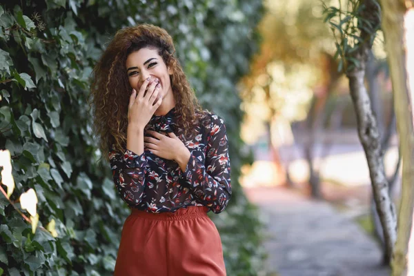 Красивая молодая женщина арабский, смеется в городской фон — стоковое фото