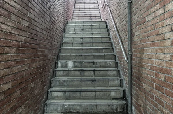 Старый Метро Бетонные Лестницы Коричневой Кирпичных Стен — стоковое фото