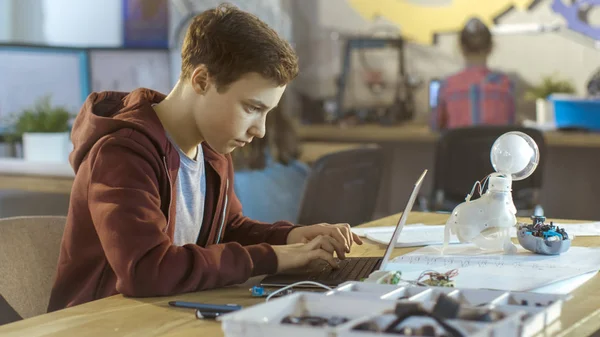 Умный мальчик работает на ноутбуке для своего нового проекта в его Com — стоковое фото