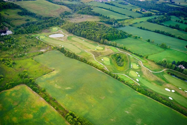 Высокий угол зрения среди полей для гольфа — стоковое фото