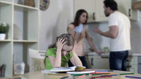Расстроен прослушивания разведенные родители борьба, страдающих от конфликтов в семье — стоковое фото