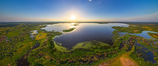 Красивое озеро на закате — стоковое фото