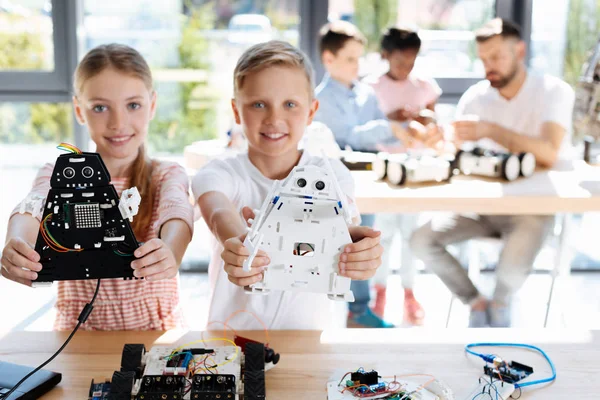 Брат и сестра, позируя с модели роботов — стоковое фото