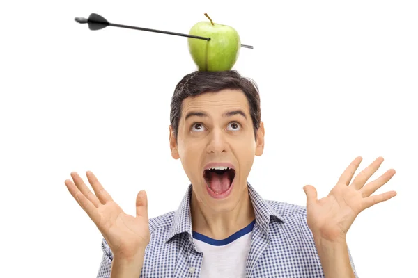 Парень, глядя на apple, пронзили стрелка на голове — стоковое фото