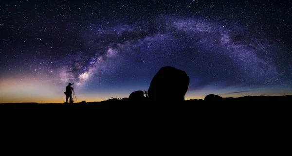 Astro фотограф в Пустынный пейзаж с видом галактики Млечный путь — стоковое фото