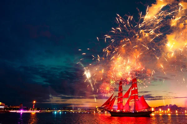 Красочные фейерверки и корабль с Алые паруса — стоковое фото