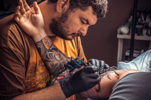 Профессиональные tattooer делает татуировки в тату салоне — стоковое фото