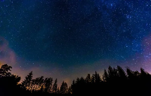 Ночной пейзаж звездное небо — стоковое фото