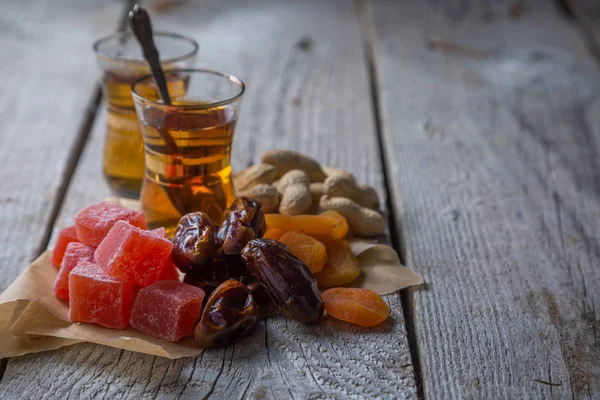 Турецкие сладости, орехи и сухофрукты, чай — стоковое фото