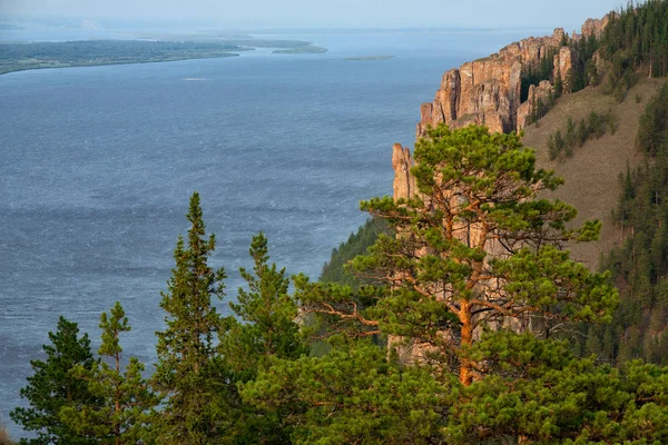 С высокими и скалистыми берегами, на берегу большой реки — стоковое фото