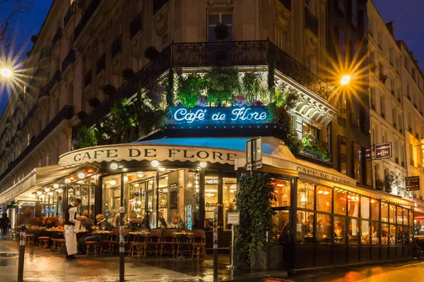 Известные кафе де Флор ночью, Париж, Франция — стоковое фото