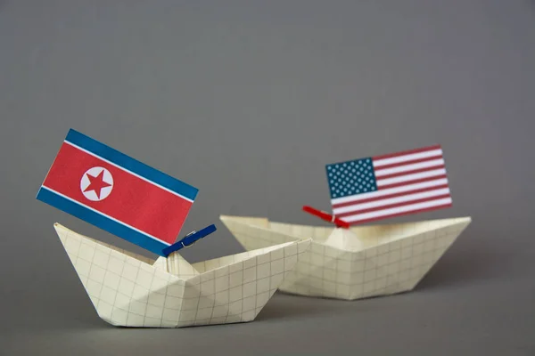 Бумага судно с флагами США и Северной Кореей. конфликт в японском море, концепция отгрузки или свободной торговли соглашения и членство — стоковое фото