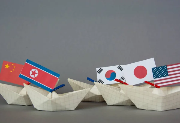 Бумага судно с флагами США, Китай, Северная Корея, Южная Корея, Япония и другие страны Восточной Азии — стоковое фото