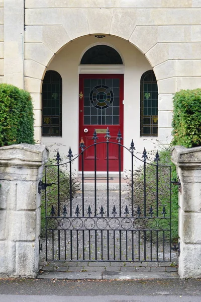 Дом и Красная дверь — стоковое фото