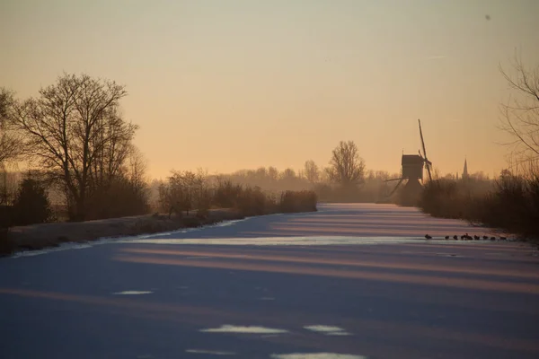 Ветряная мельница в зимнее время — стоковое фото