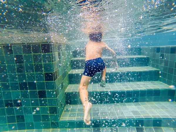 Вид Сзади Ребенок Мальчик Подводное Плавание Бассейне — стоковое фото