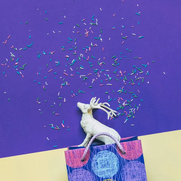 Рождественский Подарок Сумку Белый Олень Ультра Фиолетовый Фон Конфетти — стоковое фото