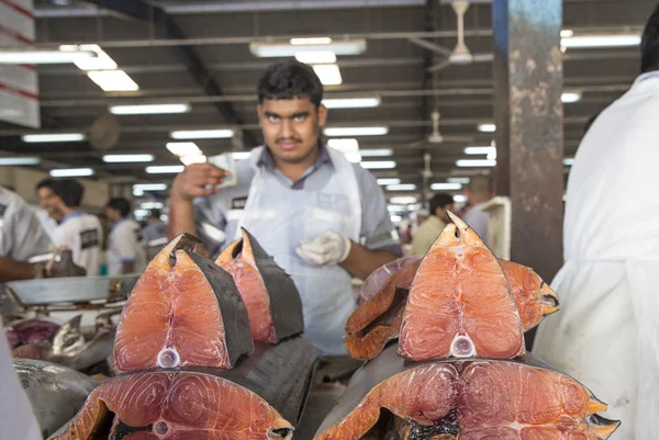 Мужчин продают рыбу в Deira — стоковое фото