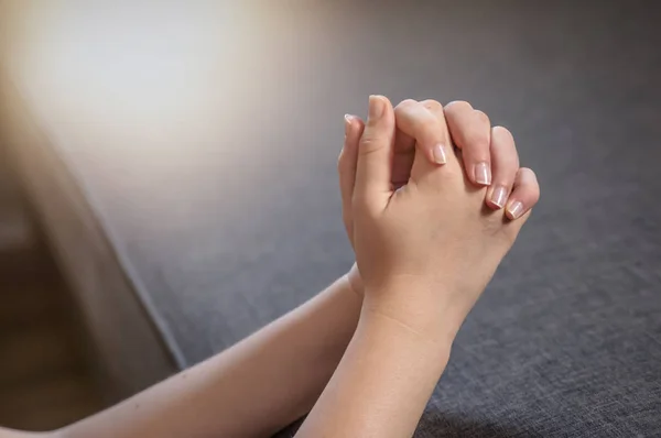 Молиться руки женщина — стоковое фото