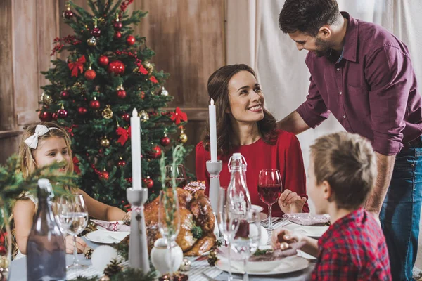 Счастливая семья за праздничным столом Стоковая Картинка
