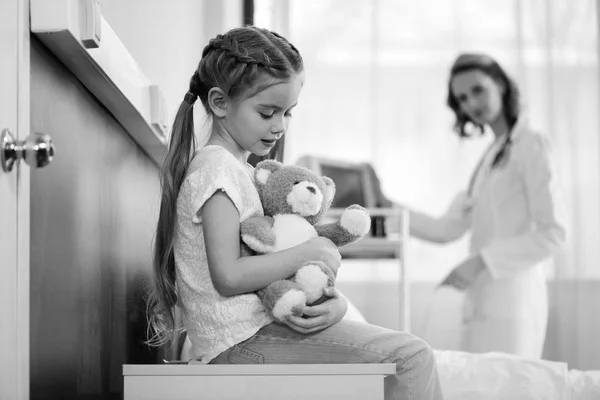 Маленькая девочка в больнице Стоковое Изображение