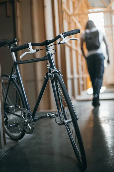Черный велосипед хипстера — стоковое фото