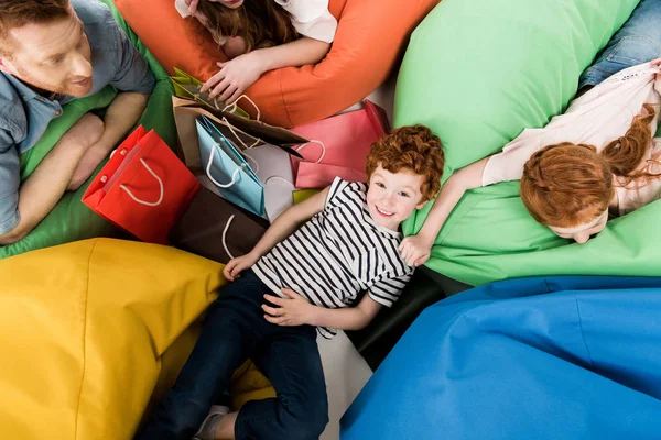 Семья на кресла мешок фасоли после покупки — стоковое фото