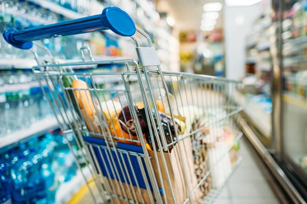 Корзина с покупками в супермаркет — стоковое фото