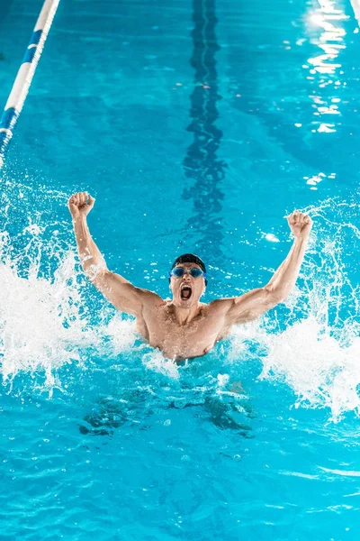 Возбужденных пловец в бассейне — стоковое фото