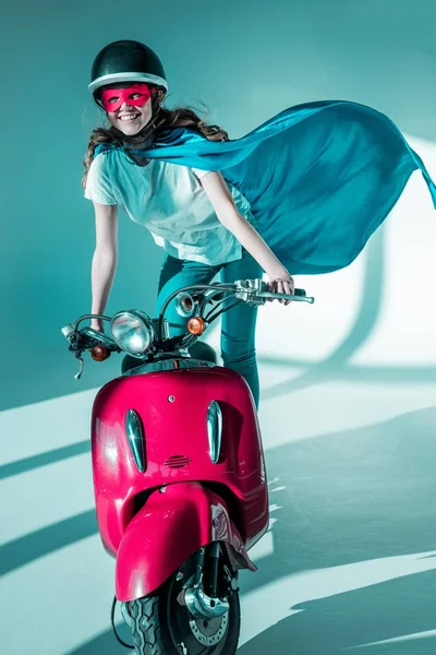 Улыбающиеся Женщина Костюм Супергероя Защитный Шлем Красный Скутер Стоковое Фото