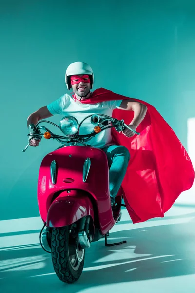 Улыбающийся Человек Защитный Шлем Маски Супергероев Мыс Красный Скутере Стоковая Картинка