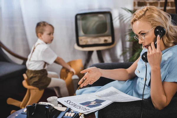 Женщина Очки Чтения Газеты Бизнес Говорить Старинный Телефон Пока Маленький — стоковое фото