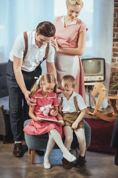 Счастливые Родители Глядя Милые Маленькие Дети Помощью Цифровой Планшет 1950 — стоковое фото