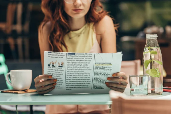 Частичное Представление Женщине Читая Газету Кафе — стоковое фото